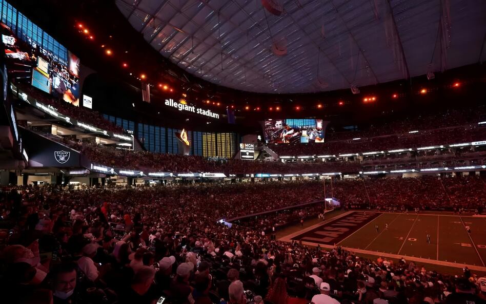 El Allegiant Stadium cuenta con un avanzado sistema de iluminación LED que puede ajustarse para crear efectos de luz impresionantes durante los eventos. (Foto: Agencias).