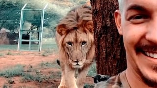 Se graba en modo selfie y un león aparece detrás suyo