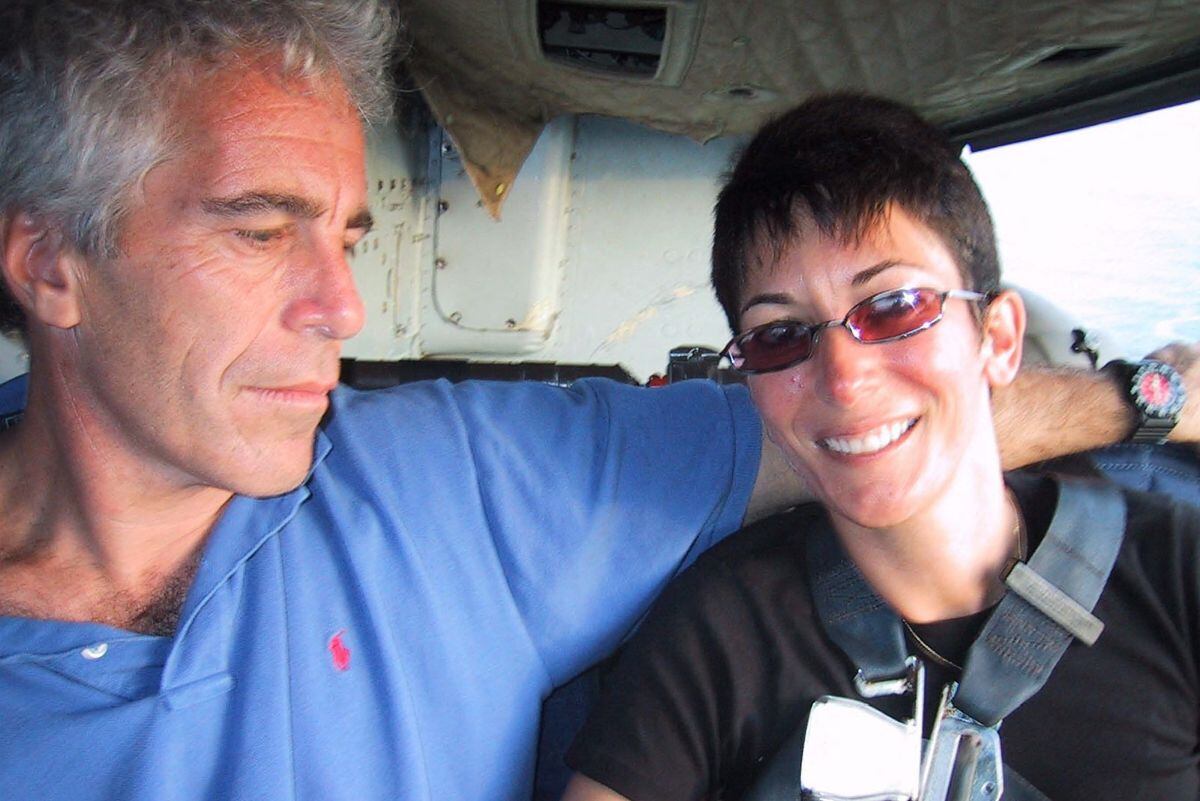 Ghislaine Maxwell y Jeffrey Epstein posando en una reunión. La socialité británica fue juzgada en Nueva York por preparar a niñas para ser explotadas por el financiero, quien se suicidó en la cárcel en 2019 mientras esperaba su juicio (Foto: Handout / Tribunal de Distrito de EE. UU. para el Distrito Sur de Nueva York / AFP)