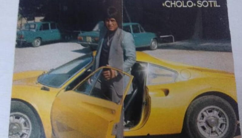 Hugo Sotil posó junto a su popular Ferrari amarillo. (Foto: Difusión).