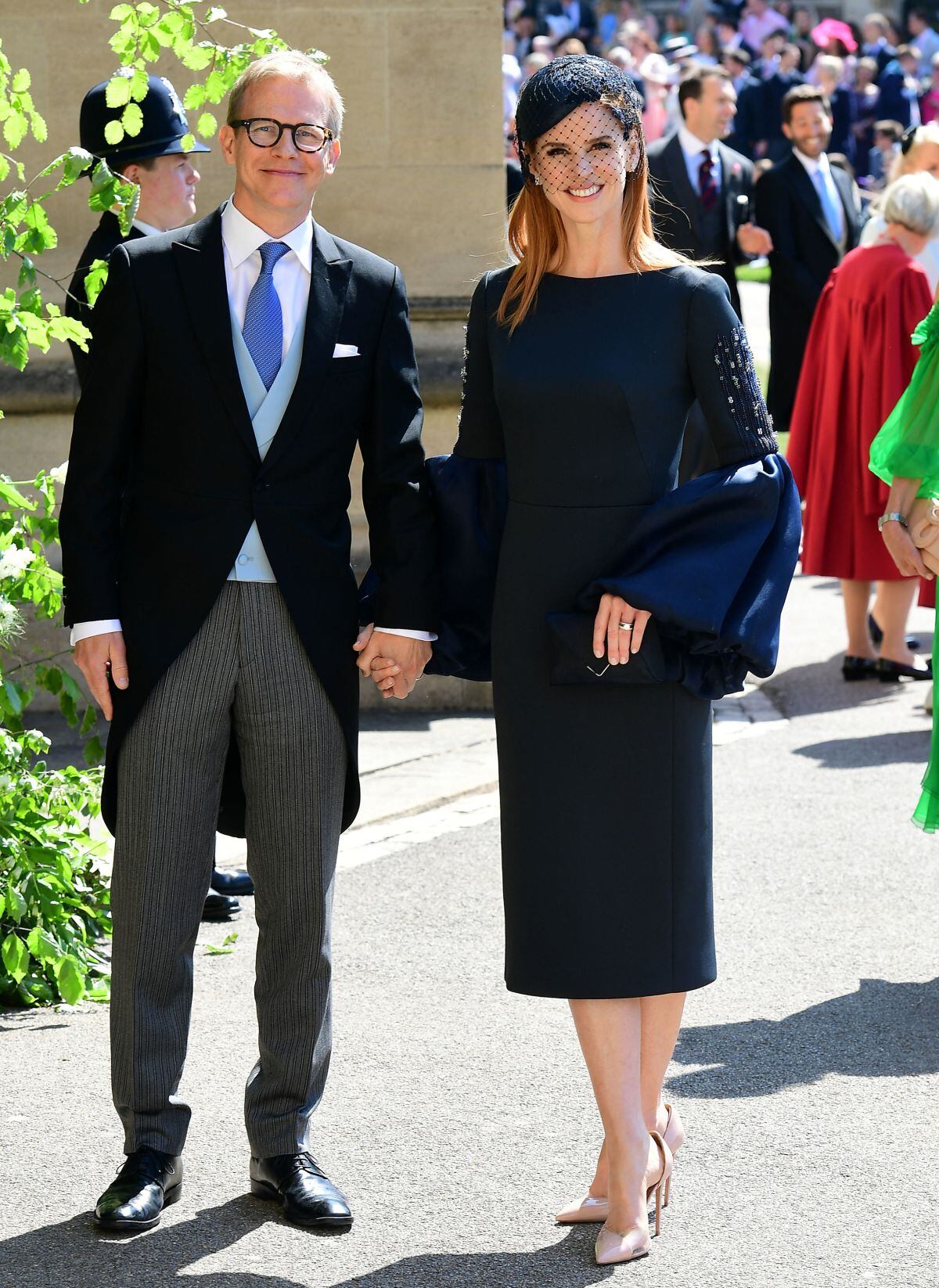 La amiga de Meghan Markle, la actriz Sarah Rafferty y su esposo Santtu Seppala llegando a la ceremonia de boda del príncipe Harry de Gran Bretaña y la actriz Meghan Markle, quien es su amiga (Foto: Ian West / Pool / AFP)