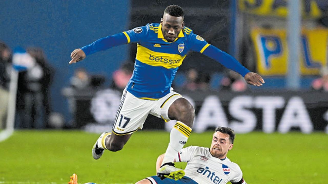 Luis Advíncula recibió elogios tras su actuación contra Nacional (Foto: Agencias)