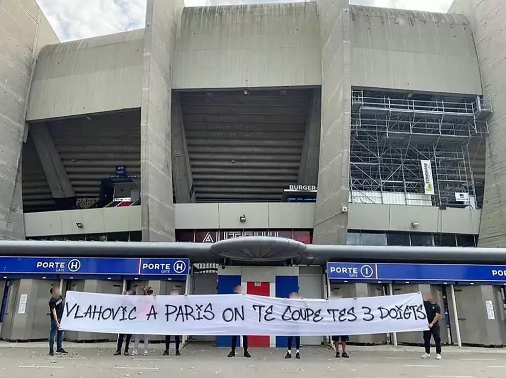 La bandera que mostraron los ultras del PSG contra Dusan Vlahovic.