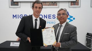 A poco de disputar la Copa Libertadores: Horacio Orzán recibió su nacionalidad peruana