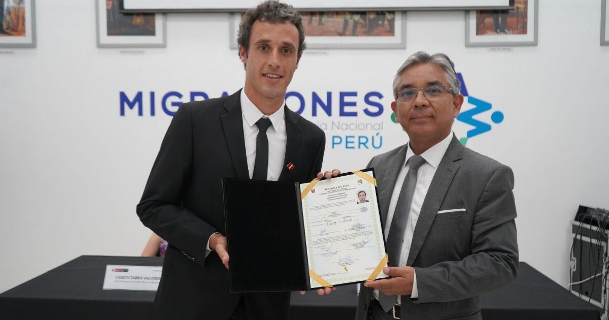 Horacio Orzán recibió la ciudadanía peruana el último lunes. (Foto: @MigracionesPe)