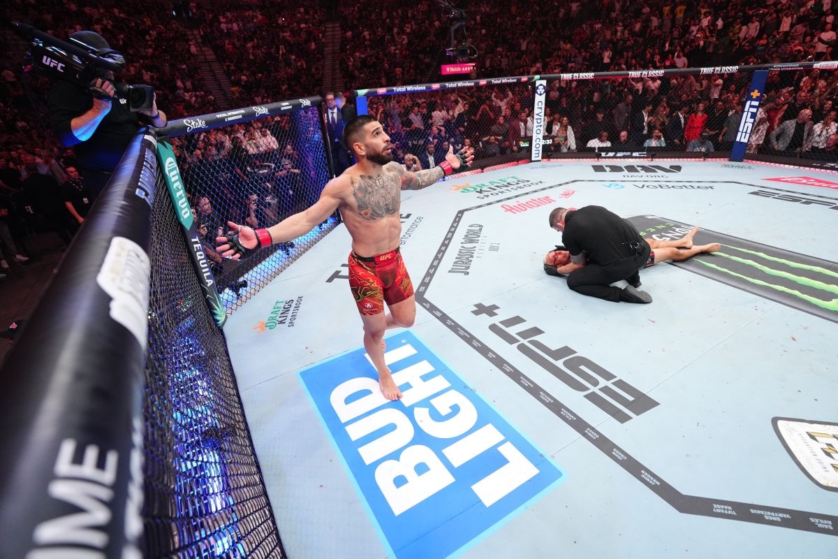 Topuria se proclamó campeón mundial del peso ligero de la UFC luego de vencer con un espectacular nocaut en el primer round al brasileño Oliveira. (Foto: @UFC)