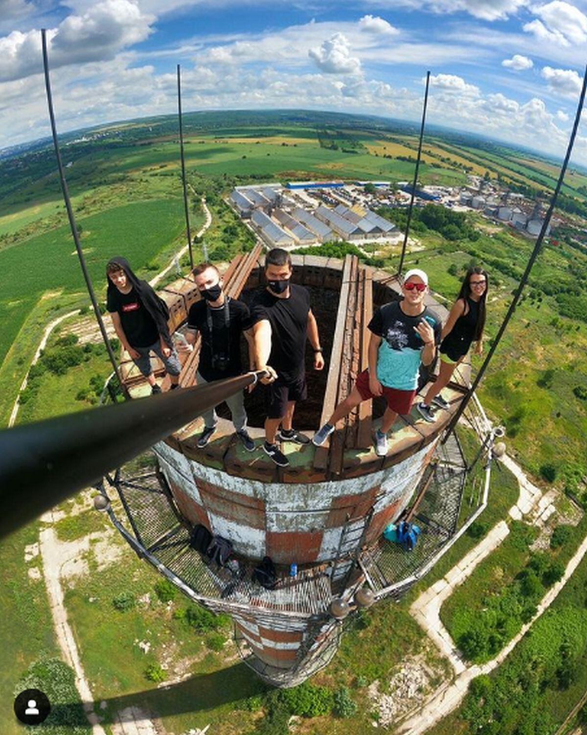 Junto a un grupo de amigos que ama escalar (Foto: Remi Lucidi / Instagram)