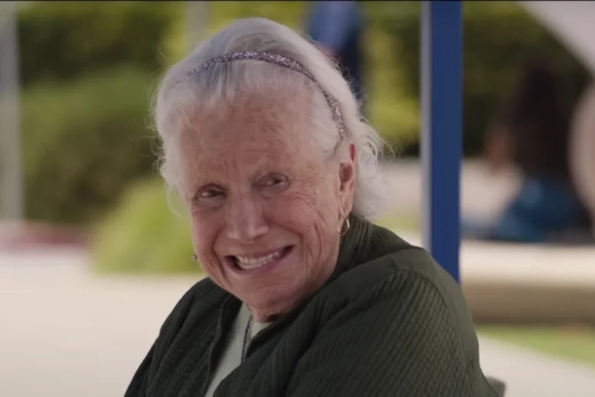 La anciana le responde un cumplido a Barbie en una escena de la película, generando muchas dudas sobre su verdadera identidad (Foto: Warner Bros.)