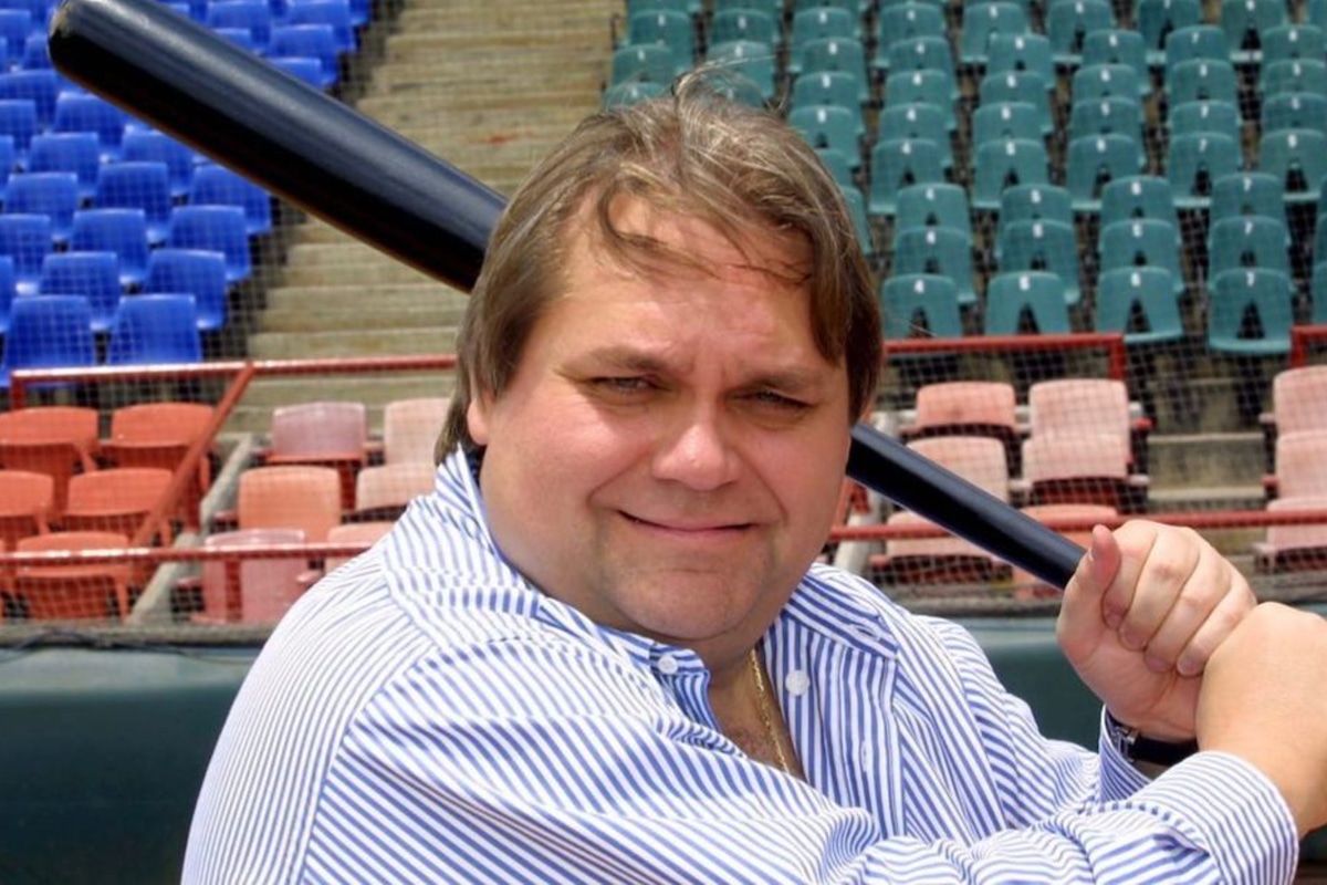 Carlos Bremer con un bate de béisbol, demostrando su gusto por este deporte (Foto: Carlos Bremer / Instagram)
