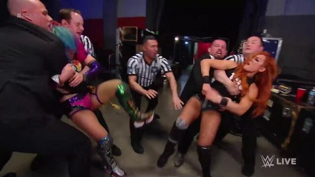 ¡No se aguantaron! Becky Lynch y Asuka tuvieron altercado en el SmackDown previo a Royal Rumble 2019 [VIDEO]