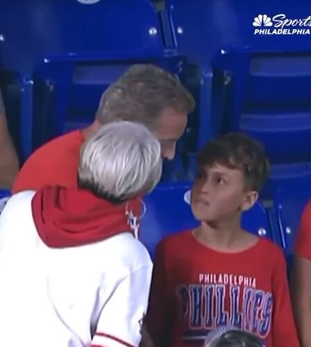 Durante el juego entre Phillies y Marlins, un padre atrapó una pelota de jonrón y se la dio a su hijo, Lincoln, quien celebraba su cumpleaños. (Foto: New York Post Sports / YouTube)