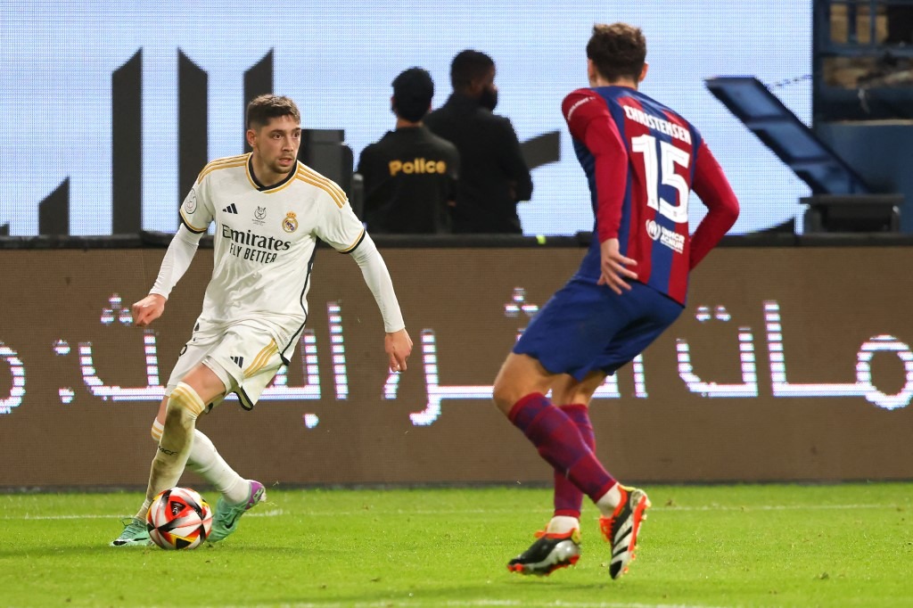 Real Madrid y Barcelona chocan en el Estadio Santiago Bernabéu por la fecha 32 de LaLiga. (Foto: AFP)
