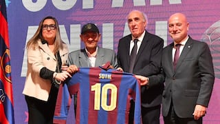 En el marco del 125 aniversario del Barça: Hugo Sotil recibió un homenaje en Cataluña