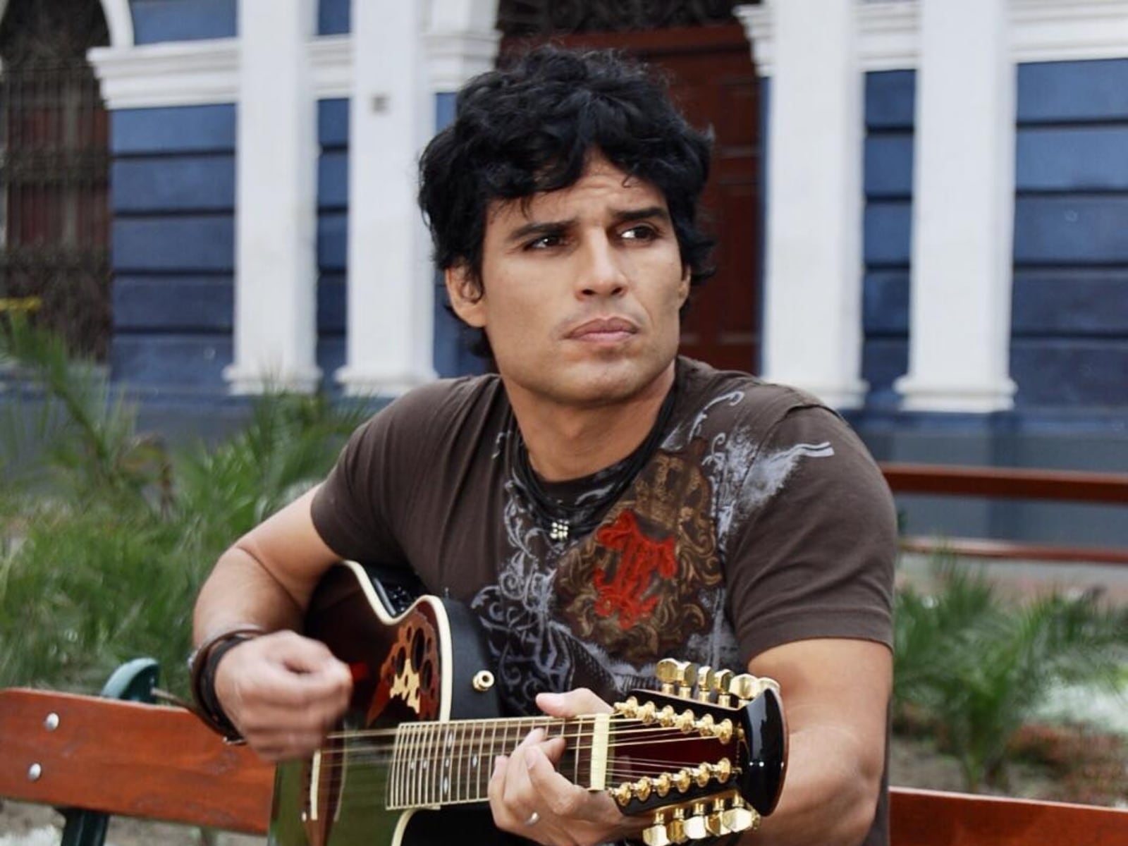 El músico peruano posando con una guitarra en un parque de Lima, antes de la enfermedad que lo alejó de los escenarios (Foto: Pedro Suárez-Vértiz / Instagram)