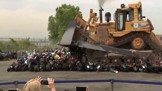 Alcalde de Nueva York causa polémica en redes sociales por destruir motocicletas