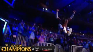 ¡No se guardó nada! El tremendo salto de Kofi Kingston para romper la mesa contra Randy Orton en SmackDown [VIDEO]