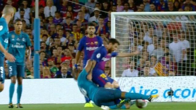 Criminal: Lionel Messi recibió terrible entrada de Casemiro en el Barcelona-Madrid [VIDEO]