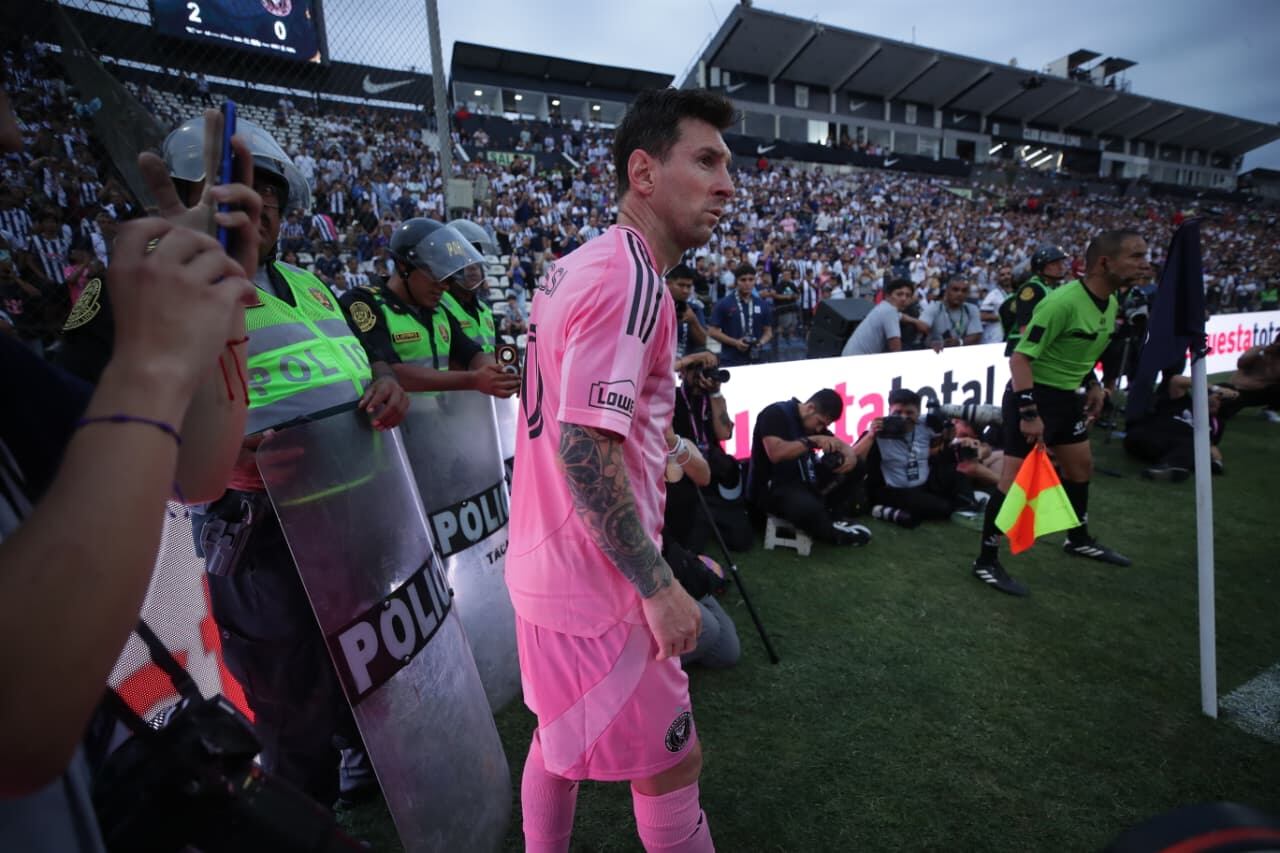 Lionel Messi fue ovacionado por el público que acudió a la 'Noche Blanquiazul'. (Foto: Jesús Saucedo / GEC)