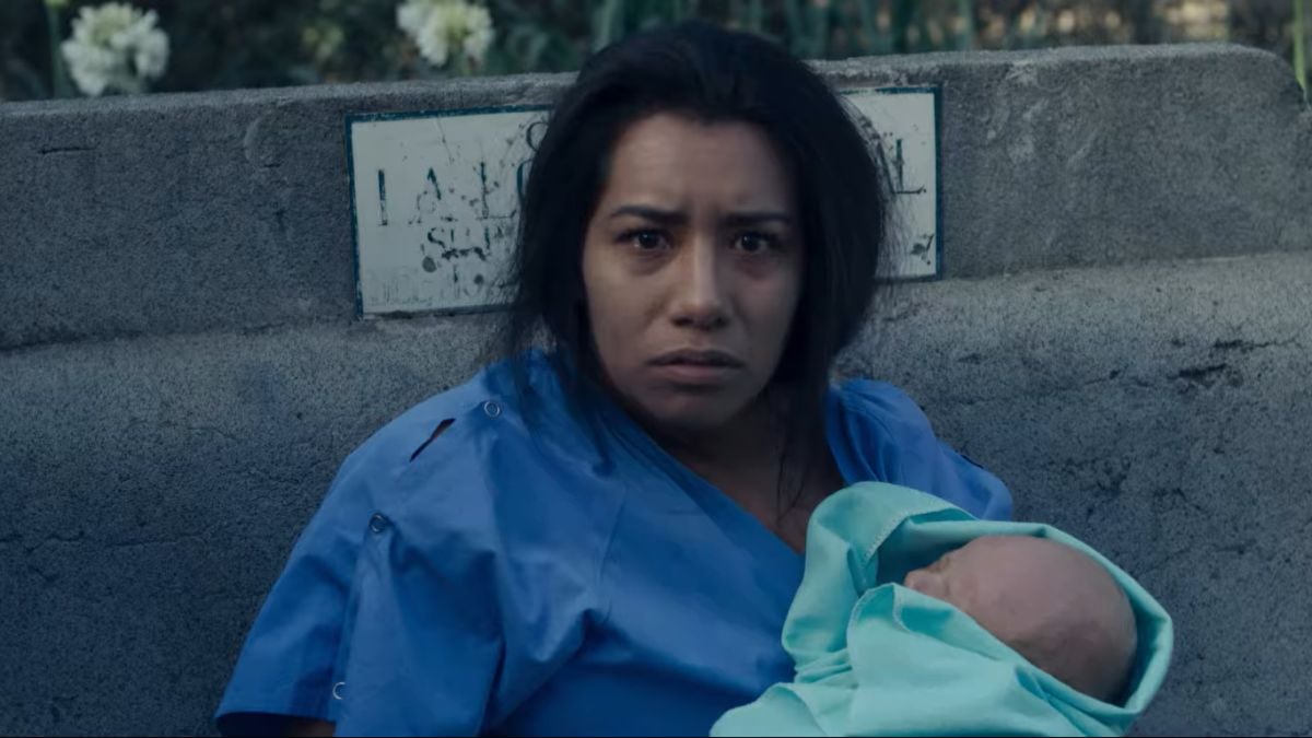 El momento en el que abandonan con un bebé en brazos a Yeni en "Madre de alquiler" (Foto: Netflix)