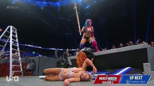 ¿Se repetirá en TLC? Asuka castigó con palo de kendo a Becky Lynch y Charlotte en SmackDown [VIDEO]