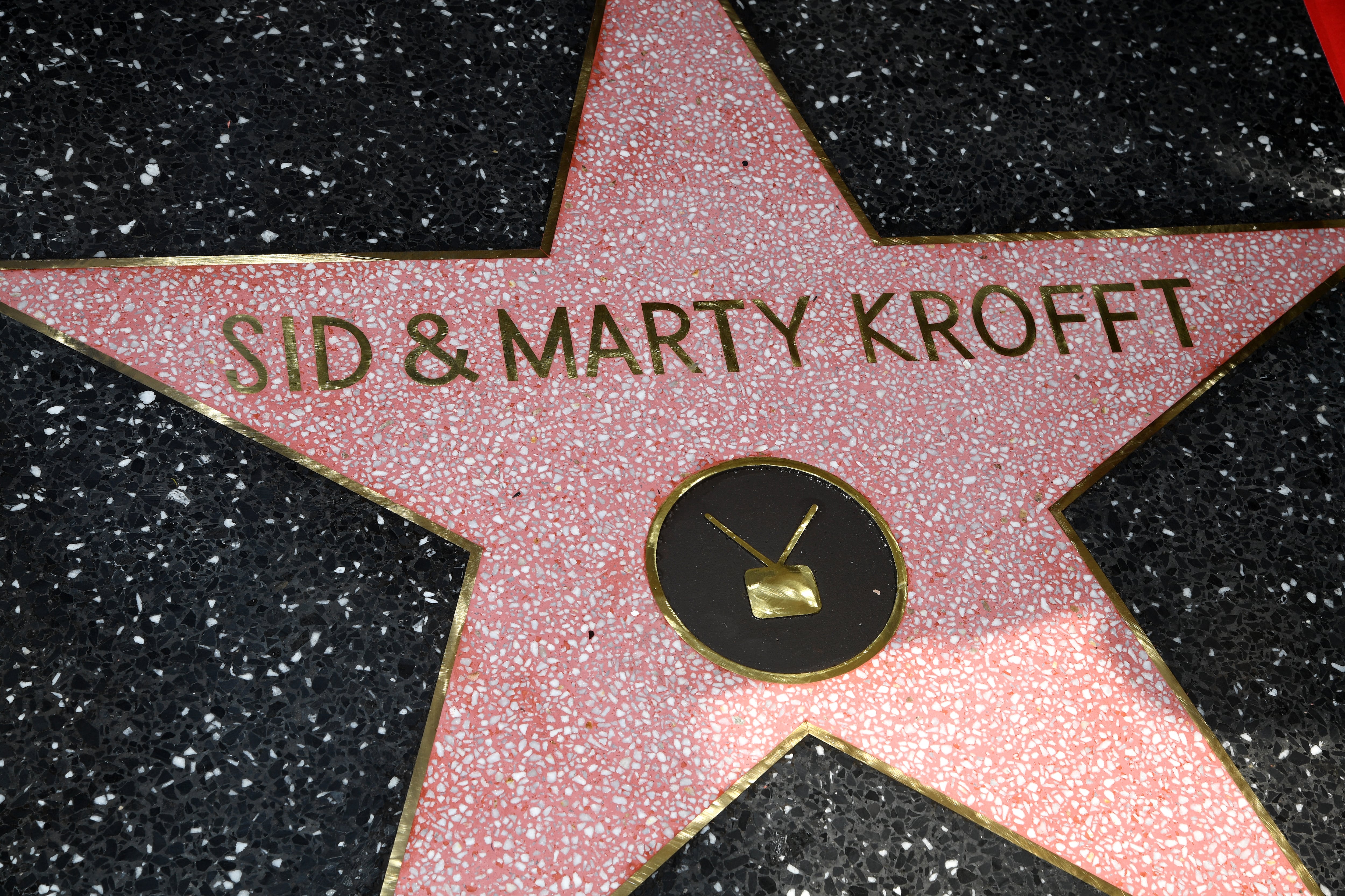 El nombre de los hermanos en el Paseo de la Fama de Hollywood (Foto: AFP)