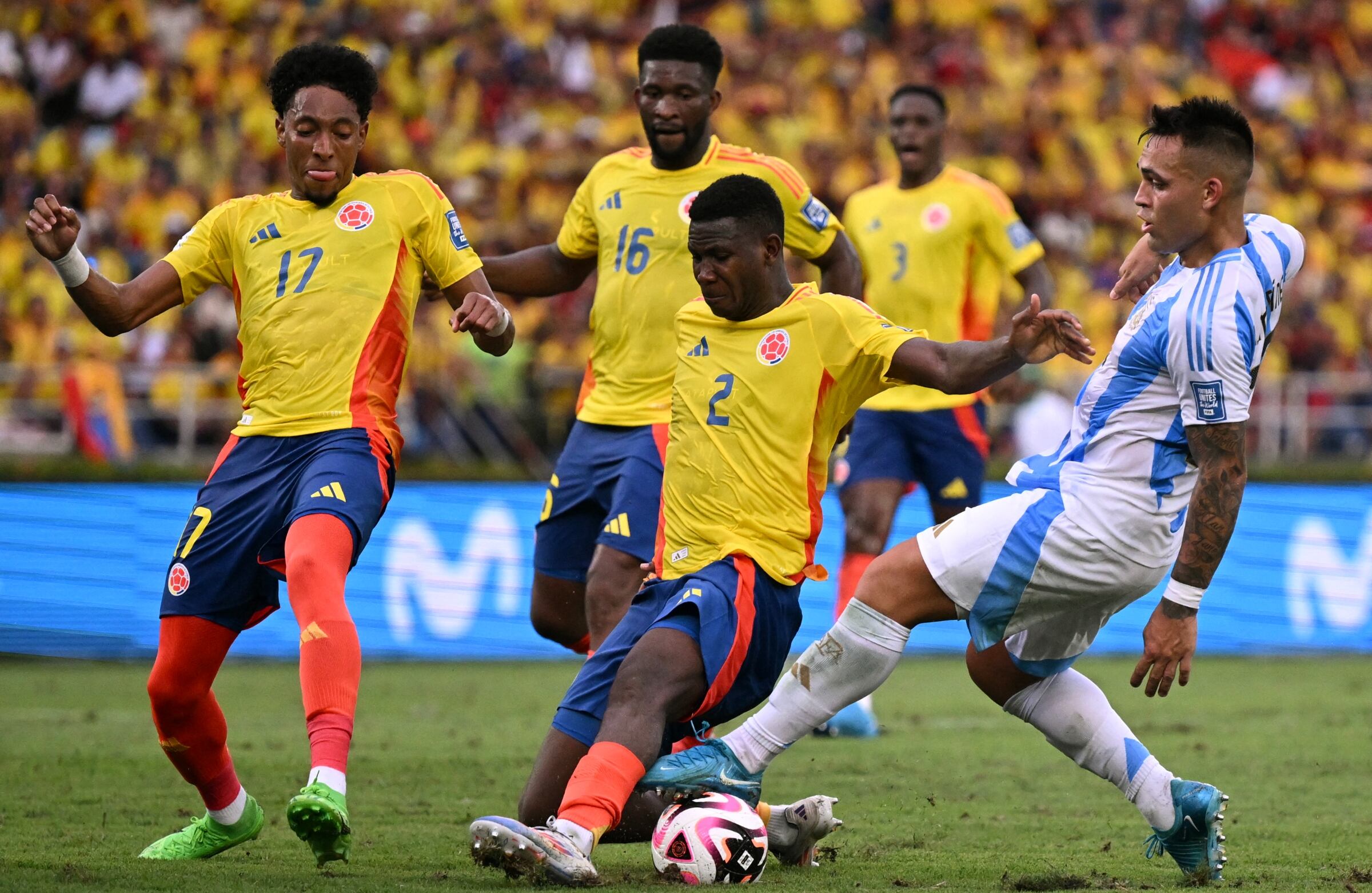 Colombia vs. Argentina juegan por la fecha 16 de las Eliminatorias 2026, con transmisión por RCN EN VIVO. (Foto: AFP)