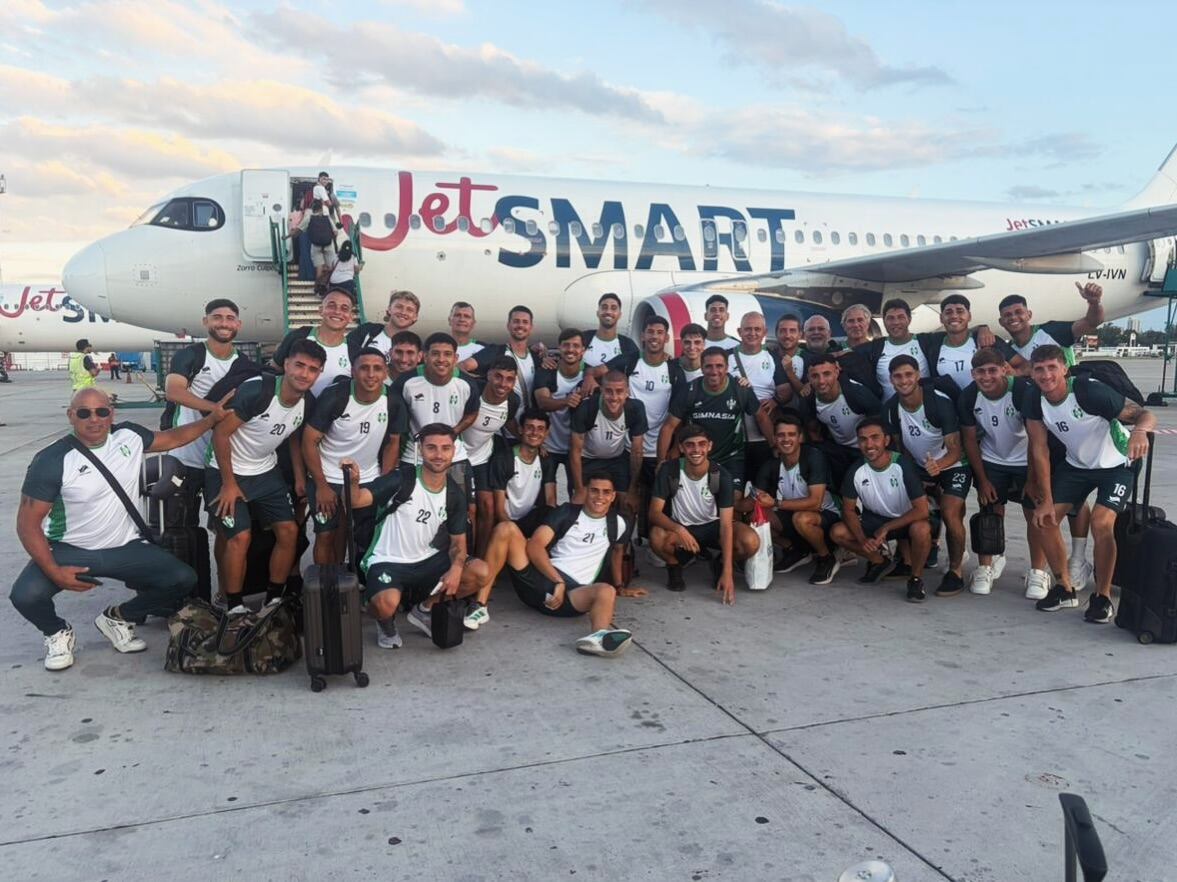 El plantel verde y blanco rumbo a Salta para jugar la Copa Argentina. (Foto: Gimnasia)