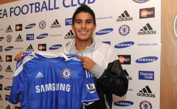 El formado en las Chivas de Guadalajara, fue fichado muy joven por el Chelsea a pesar de no tener mucha experiencia en la Primera División. Actualmente juega en la India.