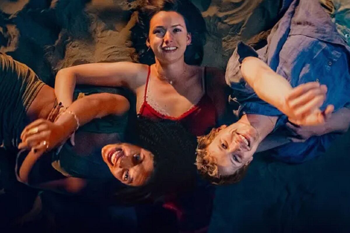 Joy Delima como Eve, Gaite Jansen como Luna y Martijn Lakemeier como Mink en la película de Países Bajos "Final feliz" (Foto: Netflix)