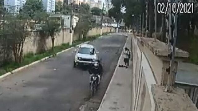 El video viral del conductor que atropelló a unos ladrones para evitar un asalto
