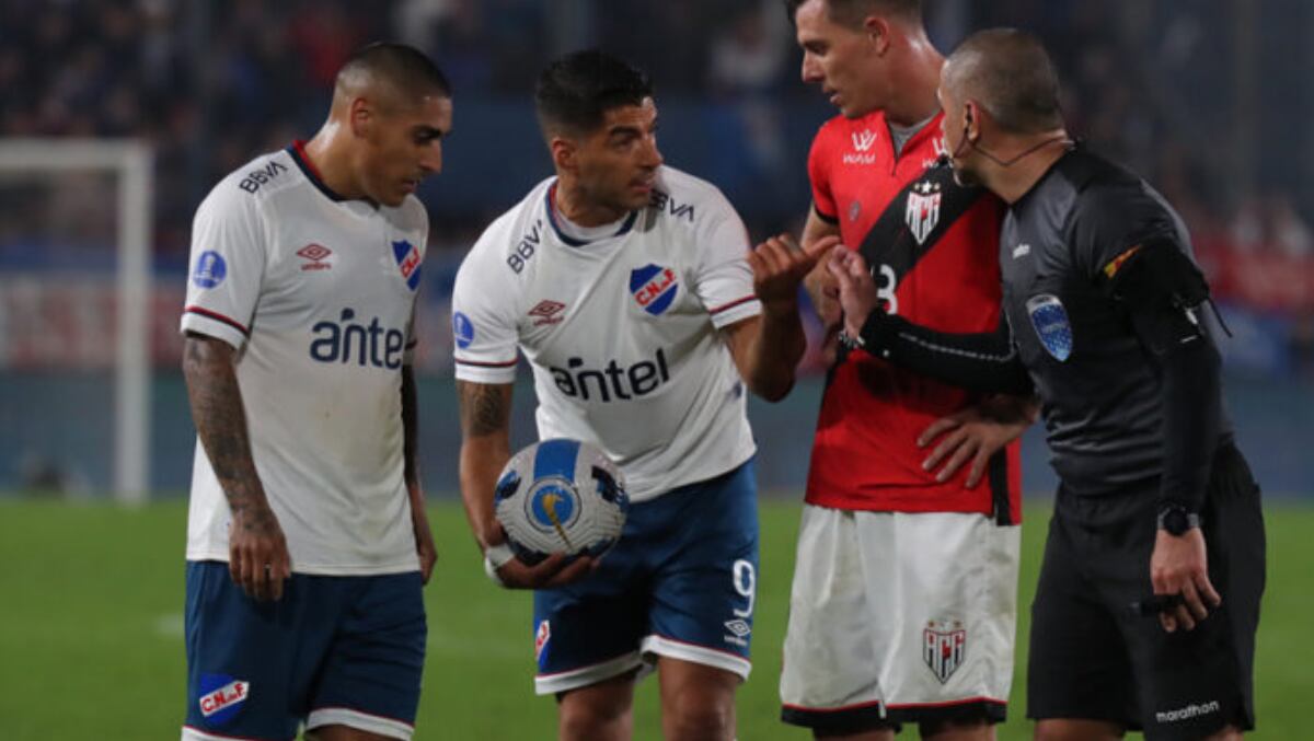 Churín enfrentó a Suárez vistiendo la camiseta del Goianiense. (Foto: Difusión)