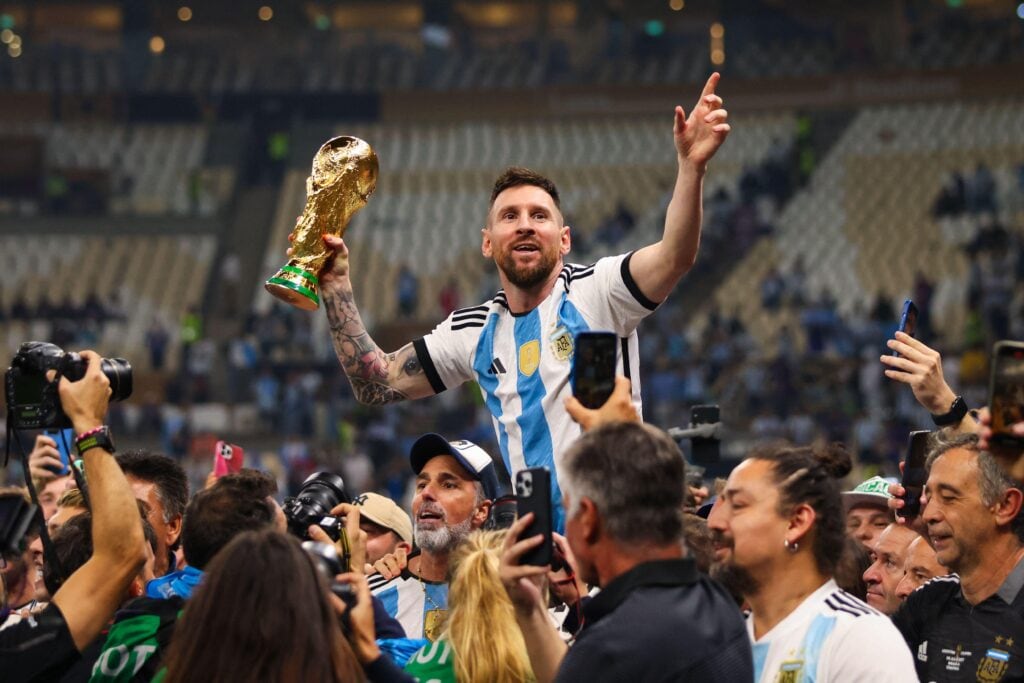 Messi alzando el trofeo en el 2022. (Foto: Alamy)
