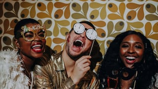 Frases cortas y divertidas para dedicar a tus amistades en el Año Nuevo 2024