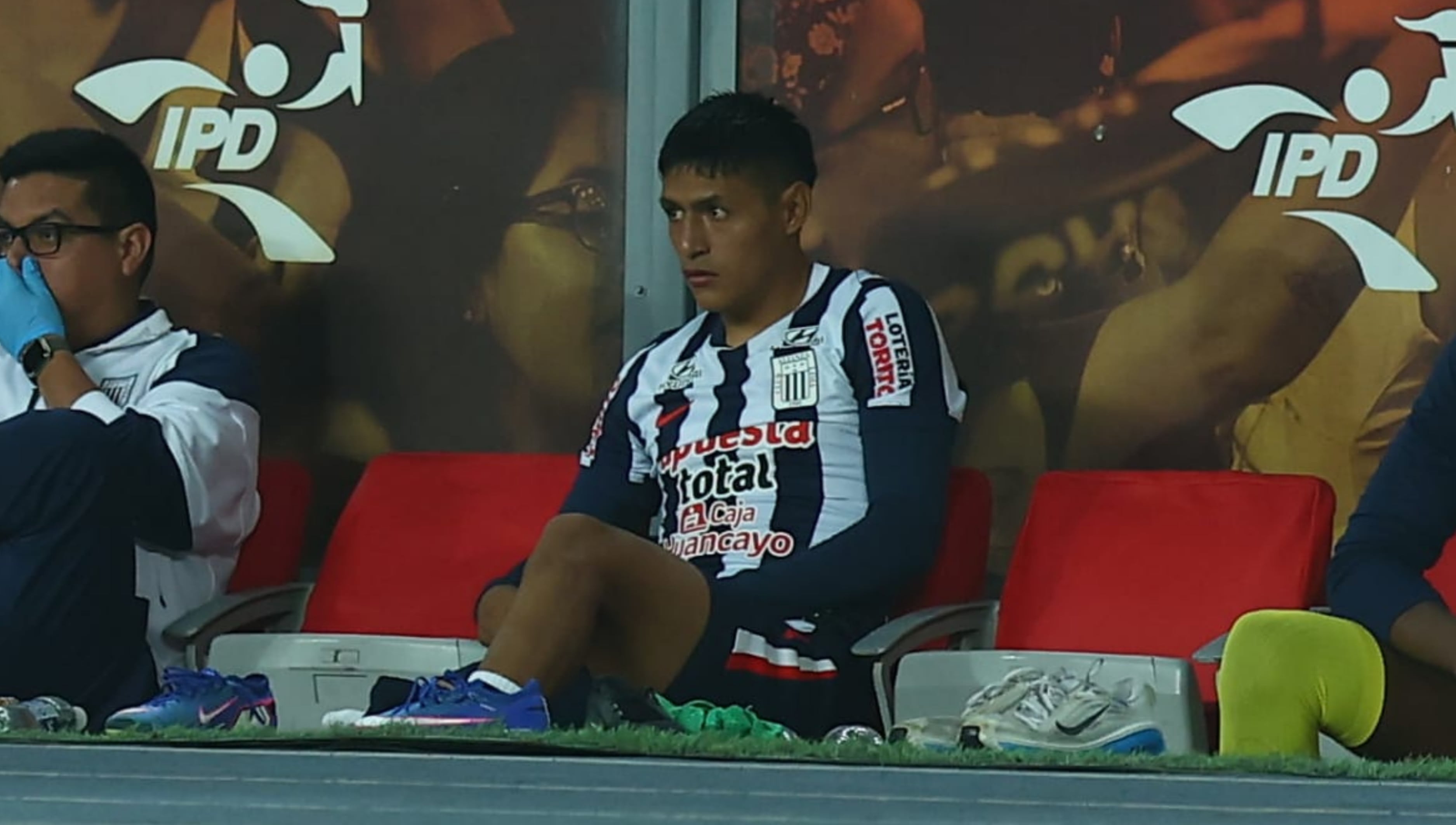 Marco Huamán se retiro lesionado del partido tras una entrada de Nequecaur. (Foto: Giancarlo Ávila / GEC)