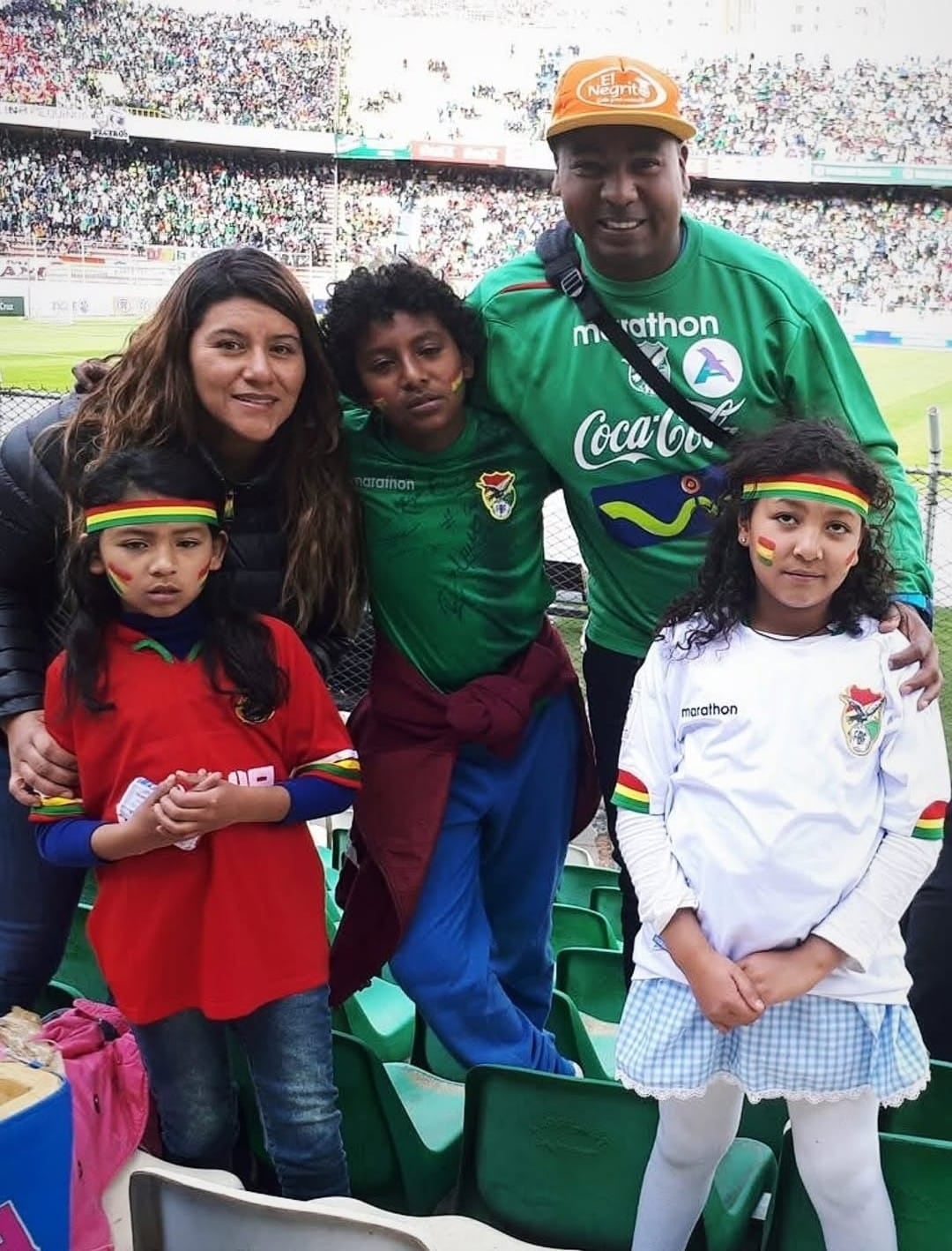 Marcelo Timoran (medio) junto a sus padres peruanos viendo a Bolivia en el Hernando Siles de La Paz. (Foto: Archivo Córdoba)