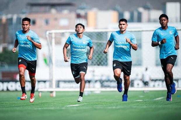 Yamir del Valle (derecha) entrenando con el primer equipo de Sporting Cristal. (Foto: @ClubSCristal).