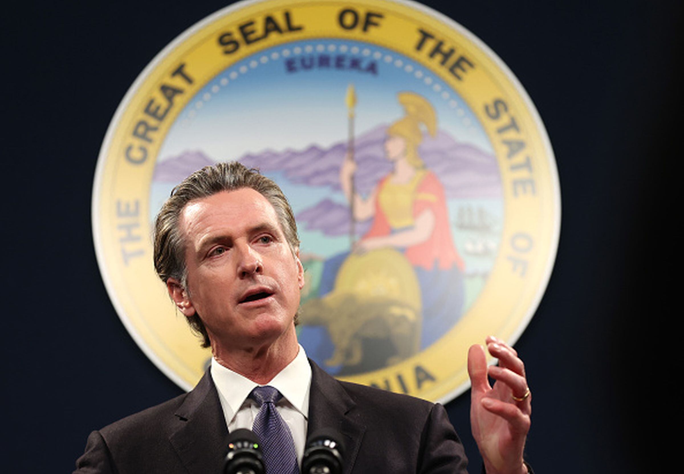 El gobernador Gavin Newsom firmó la Ley SB 1100, que prohíbe a los empleadores exigir una licencia de conducir como requisito para puestos de trabajo donde no es estrictamente necesaria. (Foto: Getty Images)