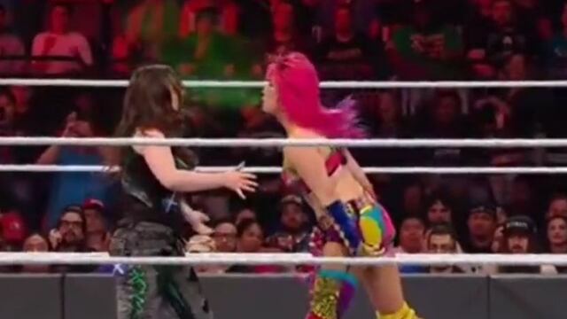 ¡A lo Tajiri! Asuka le escupió un líquido verde a Nikki Cross y ganó con Kairi Sane los títulos en parejas [VIDEO]