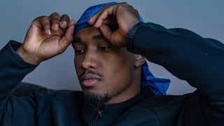 Qué significa que alguien se vista siempre de negro o azul oscuro, según la psicología