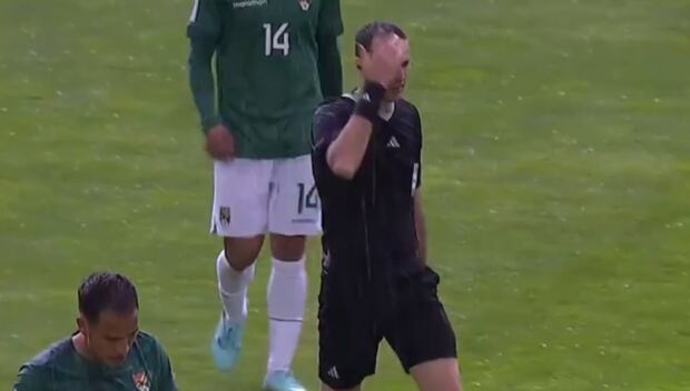 El juez Andrés Matonte terminó el primer tiempo acompañado de la caída del granizo. (Foto: TyC Sports)