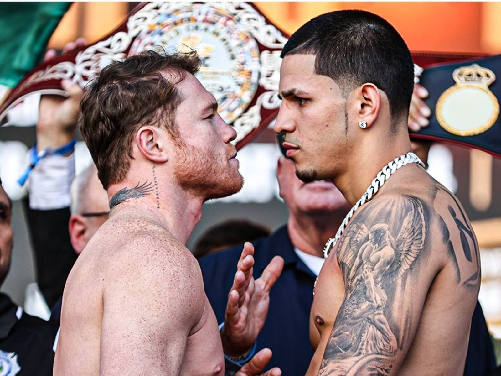 Así fue el último careo que tuvieron Canelo Álvarez y Edgar Berlanga durante el pasaje previo a la pelea de este sábado 14 de septiembre en el T-Mobile Arena de Las Vegas. (Foto: AFP)