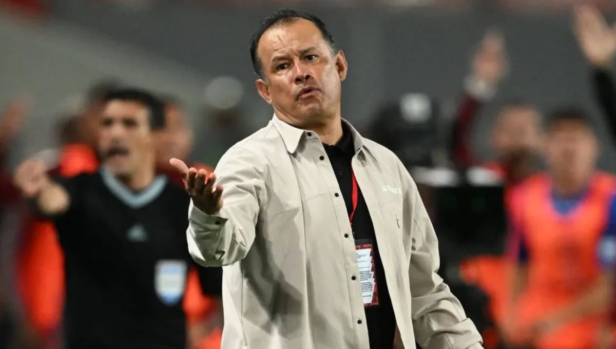 Juan Reynoso todavía sigue yendo a la Videna a cumplir con su contrato con la FPF. (Foto: AFP)