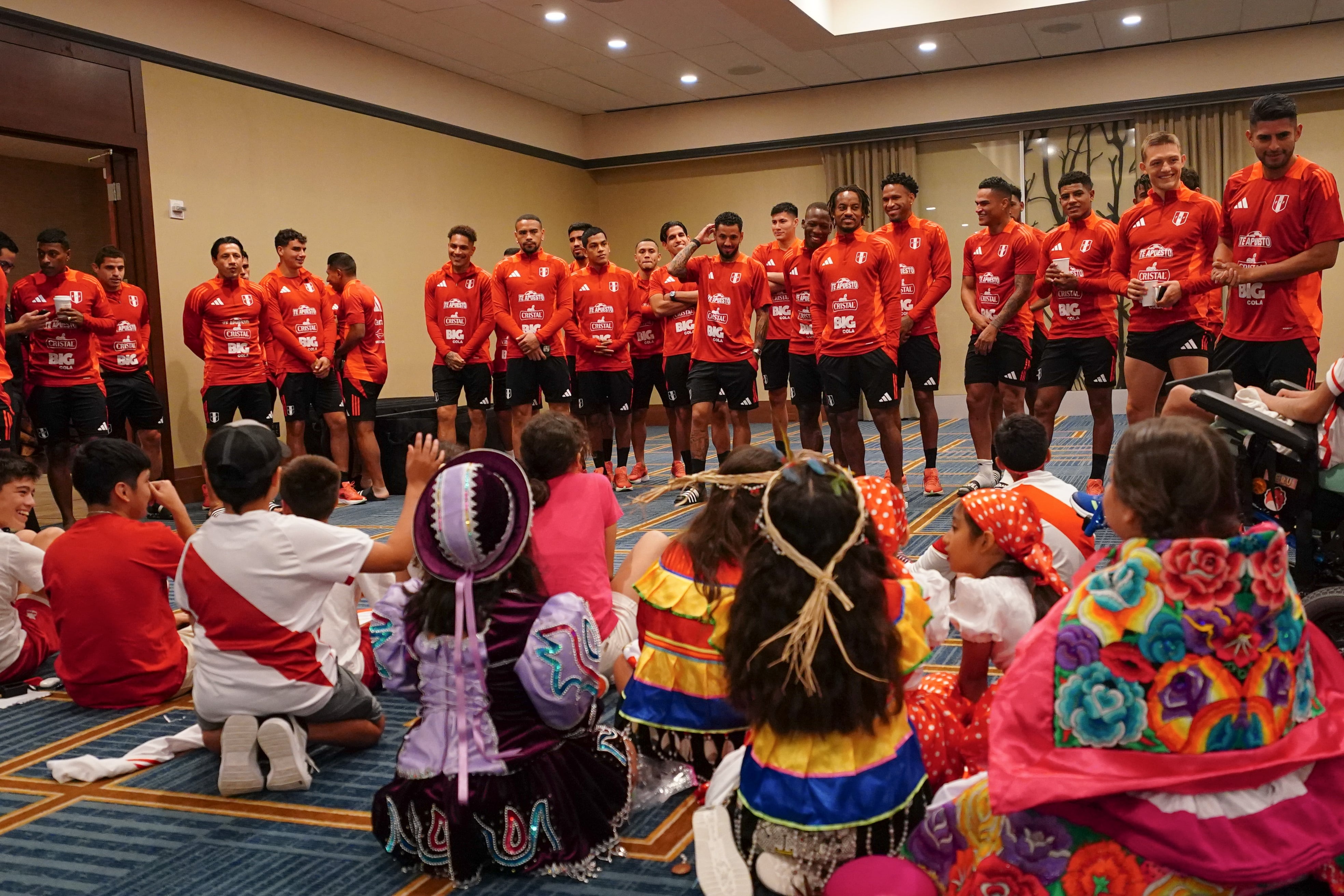 La Bicolor compartió un emotivo momento junto a niños hijos de ciudadanos peruanos nacidos en EE.UU. (Foto: Selección Peruana).