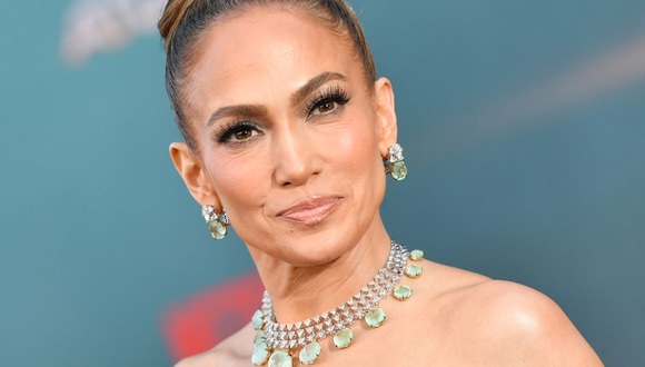Para mantenerse radiante, Jennifer Lopez sabe cómo cuidarse física y mentalmente. Aquí, cuando asistió al estreno de "Atlas" de Netflix en el Teatro Egipcio de Hollywood, California, el 20 de mayo de 2024 (Foto: Valerie Macon / AFP)