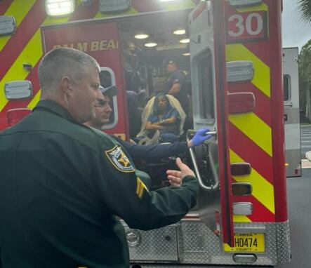 La dominicana ingresando a una ambulancia de emergencia (Foto: Alofoke / Instagram)