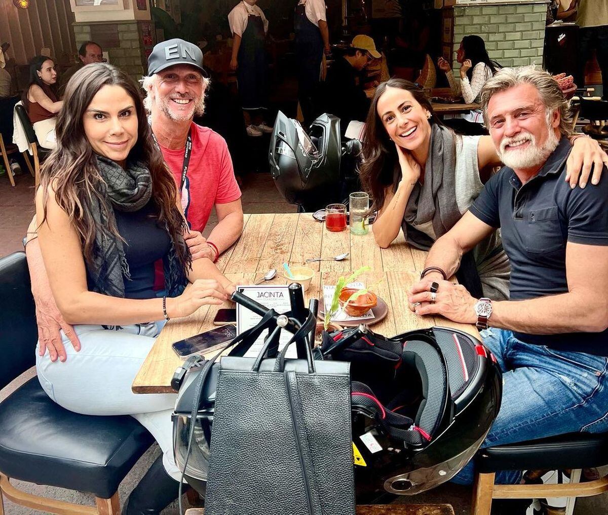 La primera postal de Paola Rojas junto a su novio Marcelo Imposti. Ellos están acompañados de su amiga Pau y Juan Soler (Foto: Paulina Mercado / Instagram)