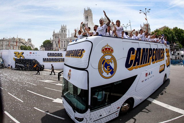 El Real Madrid celebró este domingo su 36º título de Liga en unos festejos que arrancaron con la entrega del trofeo por parte de Pedro Rocha, presidente de la Real Federación Española de Fútbol (RFEF). (Foto: EFE)