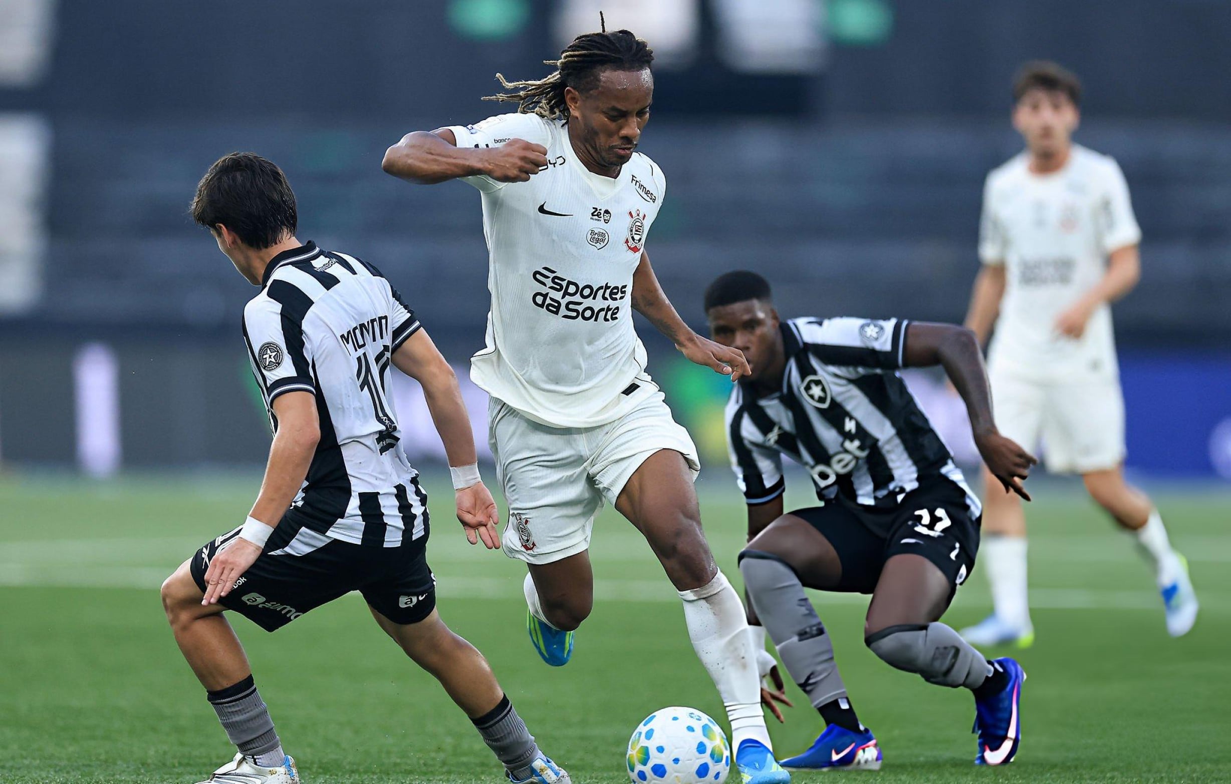 André Carrillo se quedó en la banca en el último empate de Corinthians ante Peñarol. (Foto: Getty Images)