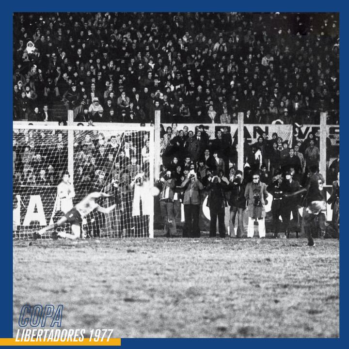 Hugo Orlando Gatti atajándole el penal a Vanderlei para que Boca obtuviera la primera Copa Libertadores de su historia 1977. (Foto: Archivo Boca)