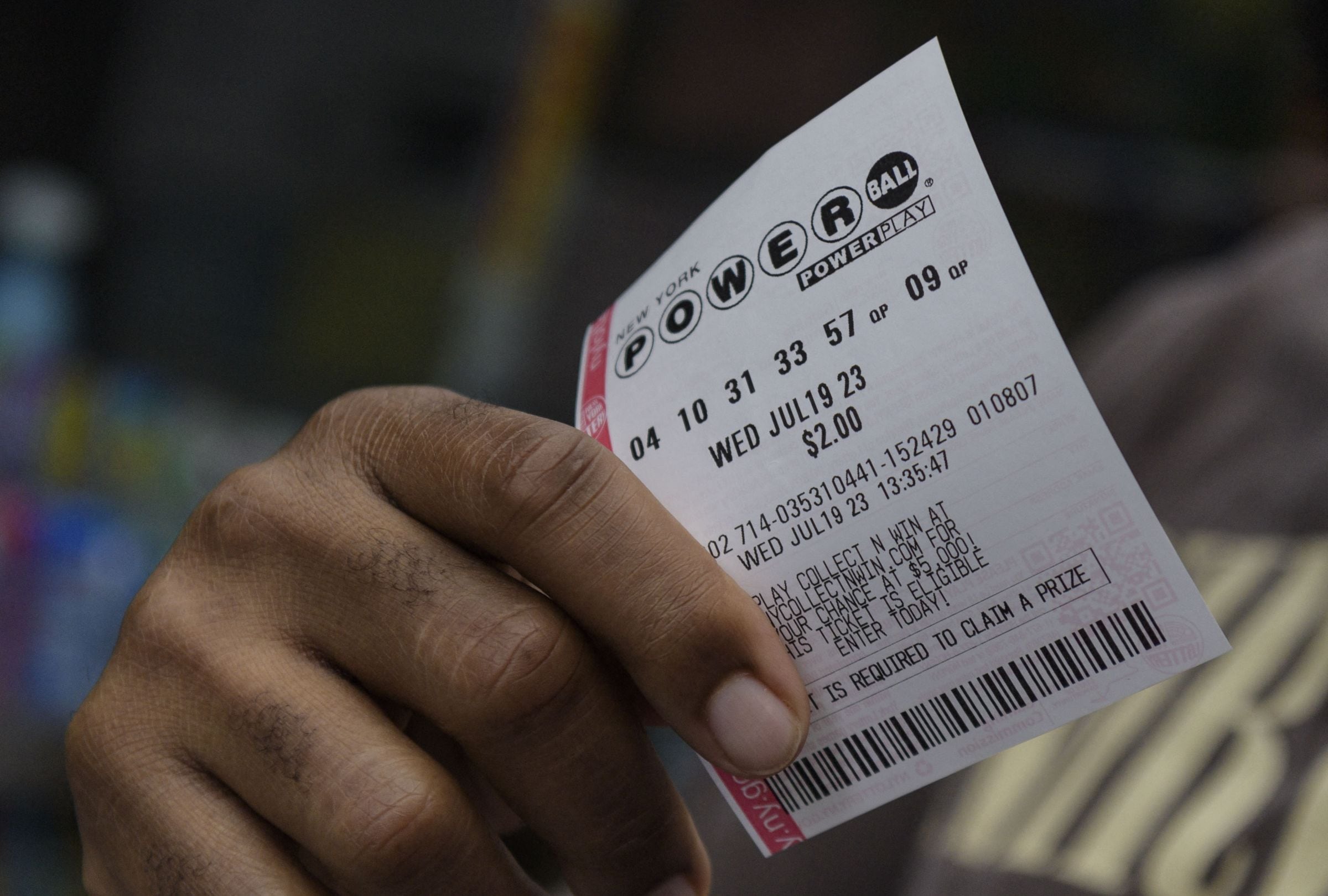 En esta nota conocerás los resultados del sorteo del Powerball del lunes 5 de enero y descubrir si alguien se quedó con el premio mayor. (Foto: Angela Weiss / AFP)